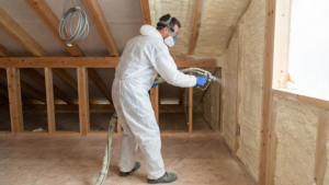 断熱材の吹付け作業