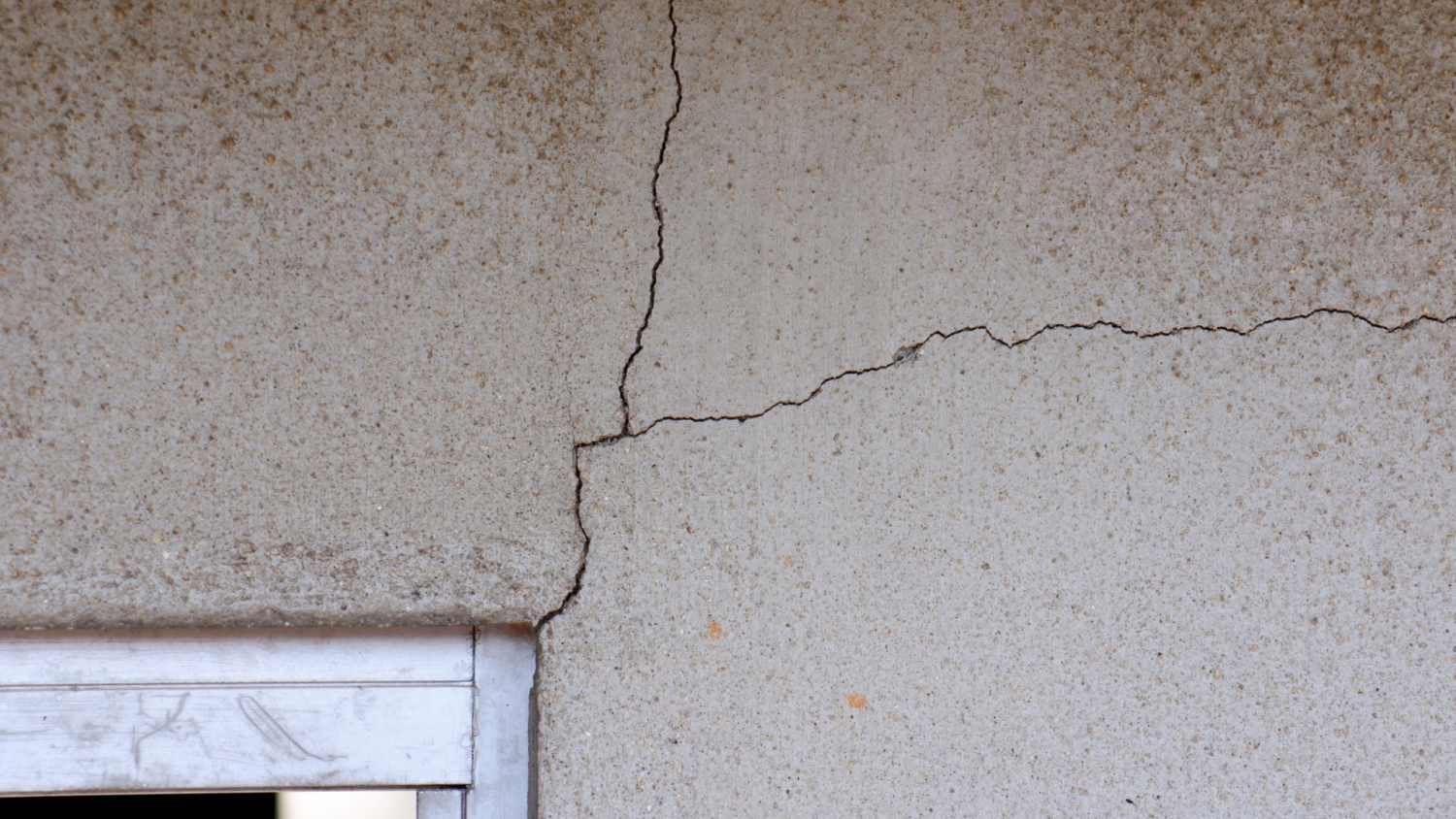 なぜ「窓」があると地震に弱いと言われるのか?